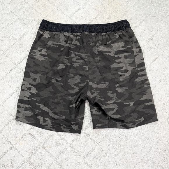 Vuori Shorts Mens M Black Camo Watercolor Kore Unlined Train Casual 7.5” - Picture 7 of 7